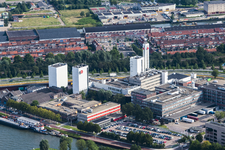 909125 Luchtfoto van de gebouwen van Jacobs Douwe Egberts (Keulsekade 143) te Utrecht, uit het zuiden. Op de ...